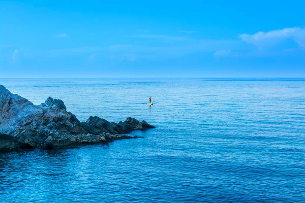 Молодий Чоловік Веслує Супі Спокійній Морській Воді Березі Лімніонаса Греція — стокове фото