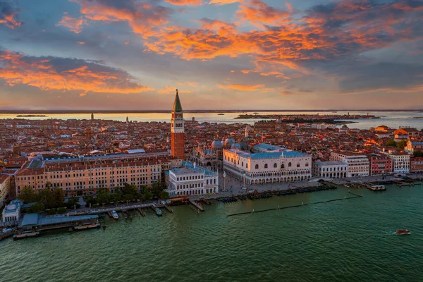 Gün Batımında Campanile Büyük Kanal Ile Güzel Venedik Skyline — Stok fotoğraf