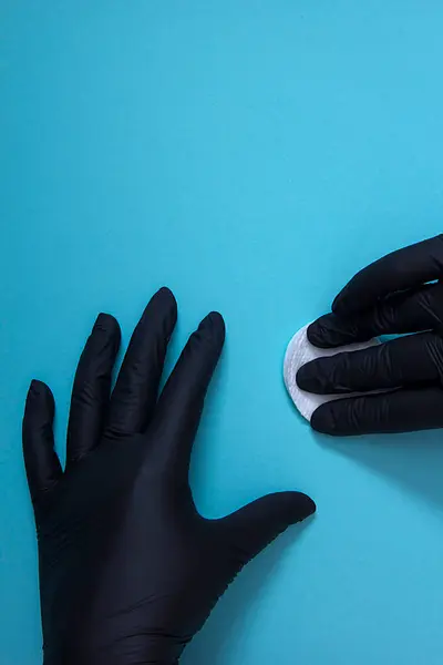 Mavi Arka Planda Izole Edilmiş Siyah Nitril Eldivenli Eller — Stok fotoğraf
