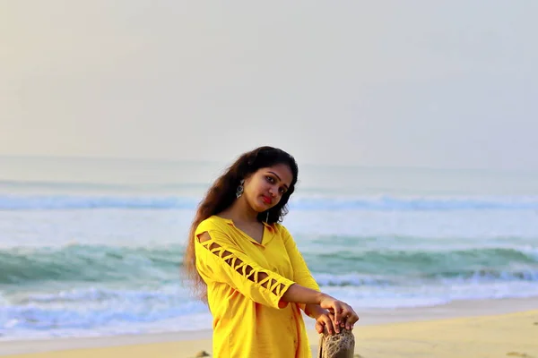 Ένα Κομψό Κορίτσι Στέκεται Στην Παραλία Κρατώντας Ένα Ξερό Ξύλο — Φωτογραφία Αρχείου