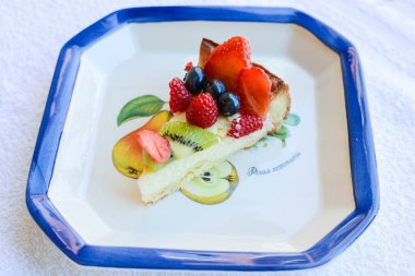 Meyveli leziz peynirli pastadan yakın çekim.