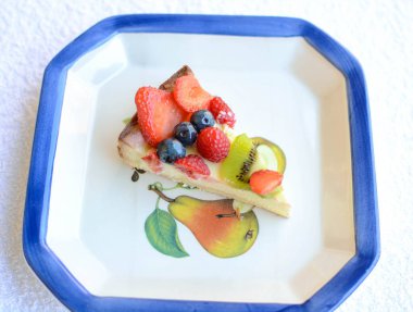 Meyveli leziz peynirli pastadan yakın çekim.