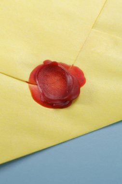 Zarfın üzerindeki balmumu mühür 