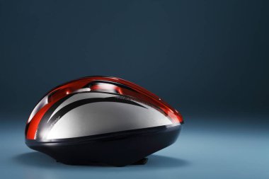 Kırmızı bisiklet kaskı, stüdyo çekimi 