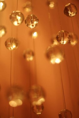 Modern iç mekânda şık bir avize, yakından görüntü. 