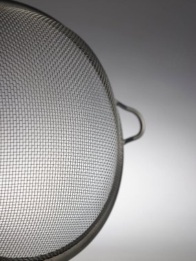 Beyaz arka plan üzerinde elek