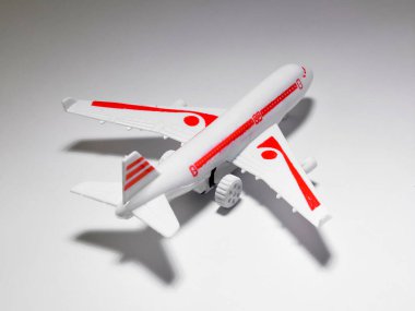 Beyaz zemin üzerinde oyuncak uçak