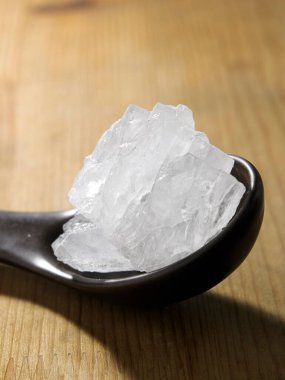 Tahta arka planda kasede kaya şekeri