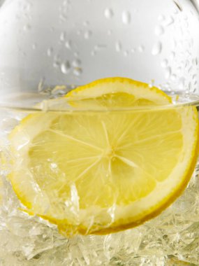 Ferahlatıcı limon içeceğinin yakın plan görüntüsü            