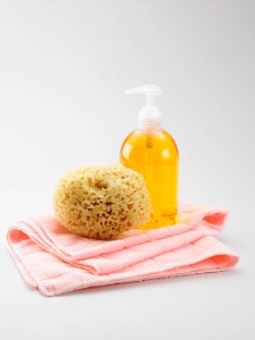 Işık arkaplanındaki spa hijyenik ekipmanlarının yakın çekim görüntüleri.