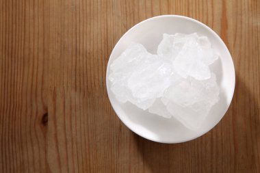 Tahta arka planda kasede kaya şekeri