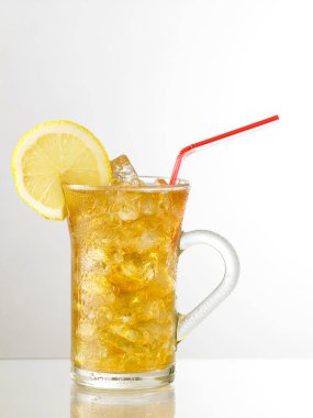 Beyaz arka planda buzlu limon çayı