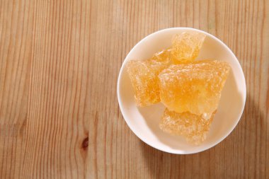 Tahta zemin üzerinde kahverengi kaya şekeri