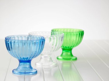 Masadaki tatlı kaselerini kapat.