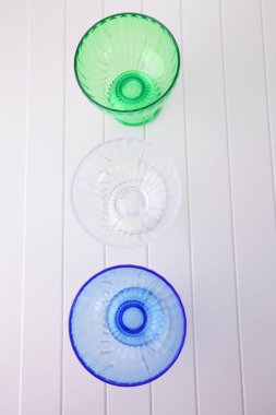 Masadaki tatlı kaselerini kapat.