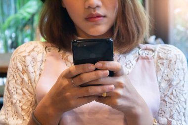 akıllı telefon kullanan kadın kadar yakın