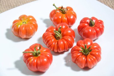 Taze olgun organik domateslerin yakın plan görüntüsü 