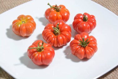 Taze olgun organik domateslerin yakın plan görüntüsü 