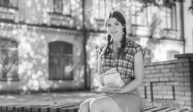 Bankta genç bir kız öğrenci. Siyah beyaz fotoğraf. BW