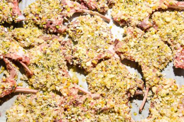 Arka planda kızarmış domuz kaburgası, kapat.