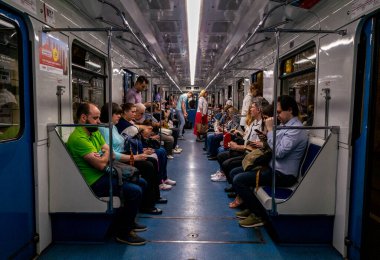 Rus başkentinin ulaşımı, Moskova metrosundaki insanlar.