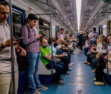 Rus başkentinin ulaşımı, Moskova metrosundaki insanlar.