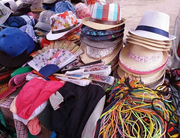 市场上的帽子和其他衣服 — 图库照片