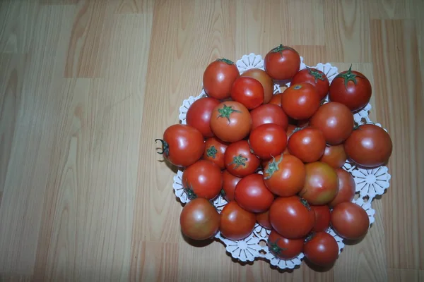 Vista Perto Tomates Vermelhos Cesta Branca Piso Madeira Mercado — Fotografia de Stock