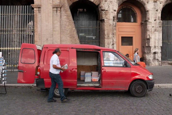 Rom Italien Juni 2010 Man Har Saker Skåpbil — Stockfoto