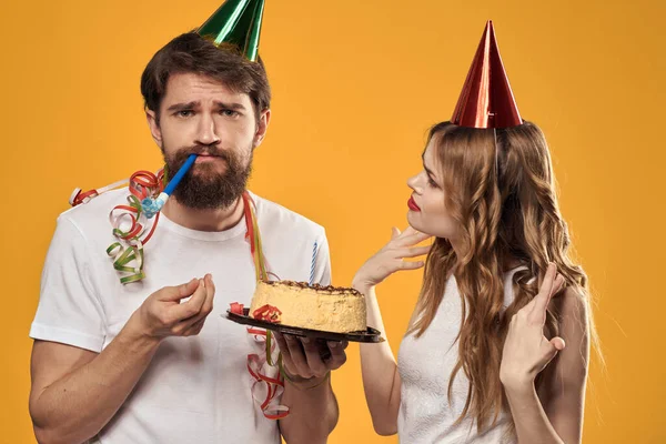 Mann Und Frau Geburtstagstorte Gelb Hintergrund Und Mützen Auf Dem — Stockfoto