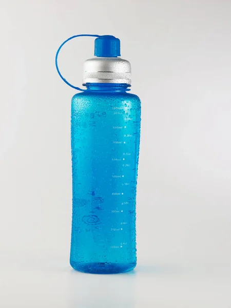 Garrafa Água Azul Com Pequenas Gotas Superfície — Fotografia de Stock