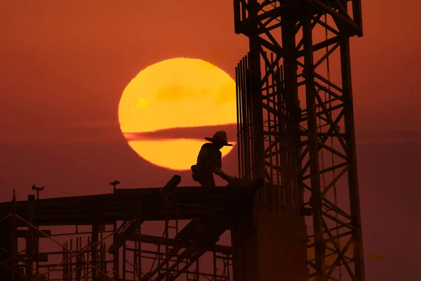 Silhouette Eines Bauarbeiters Bei Der Arbeit — Stockfoto
