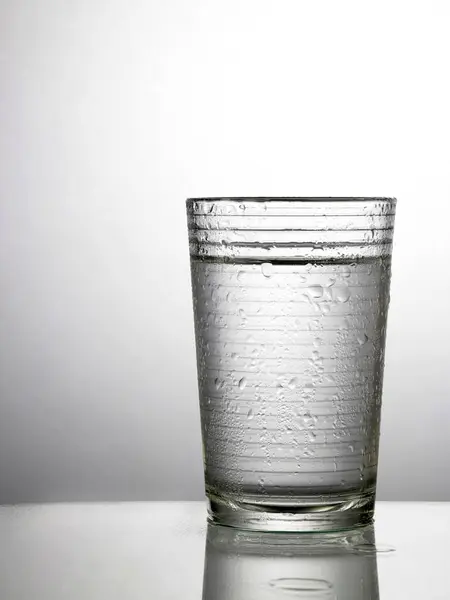 Vista Close Vidro Com Água Potável Fundo Cinza — Fotografia de Stock