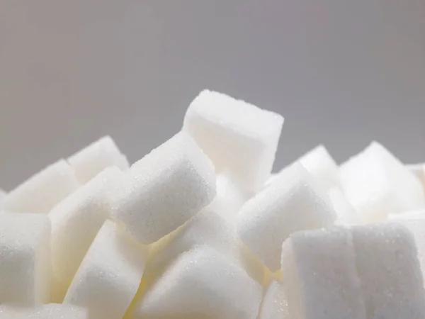 灰色の背景にある砂糖キューブのクローズアップビュー — ストック写真