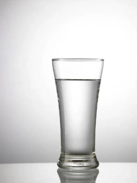 Крупним Планом Склянка Питною Водою Сірому Фоні — стокове фото