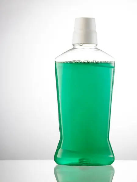 白い背景の口の洗浄ボトル — ストック写真