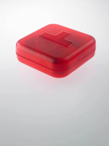 Widok Bliska Czerwone Pudełko Tabletkach Szarym Tle — Zdjęcie stockowe