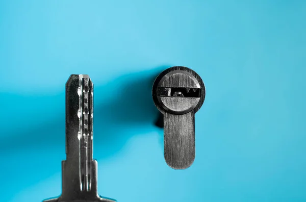 Dörrlåscylinderkärna Med Nyckel Blå Bakgrund Låscylindern Med Nyckel Monterar Ett — Stockfoto