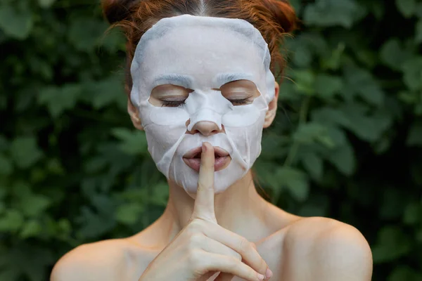 Πορτρέτο Ενός Κοριτσιού Αντιρυτιδική Μάσκα Δάχτυλο Κοντά Στα Χείλη Lear — Φωτογραφία Αρχείου