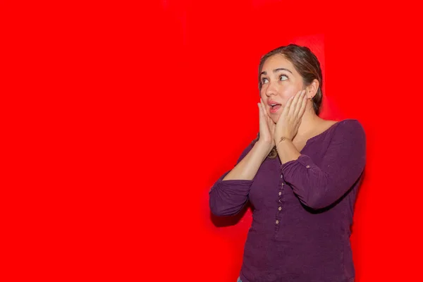 Donna Riflessivo Camicia Viola Sfondo Rosso Con Spazio Copia — Foto Stock