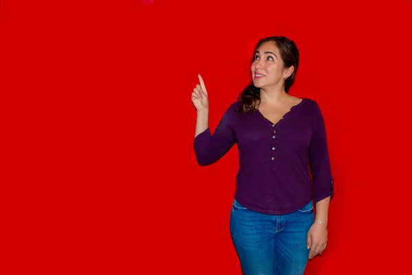 Продумана Жінка Фіолетовій Сорочці Червоному Тлі Пробілом Копіювання — стокове фото