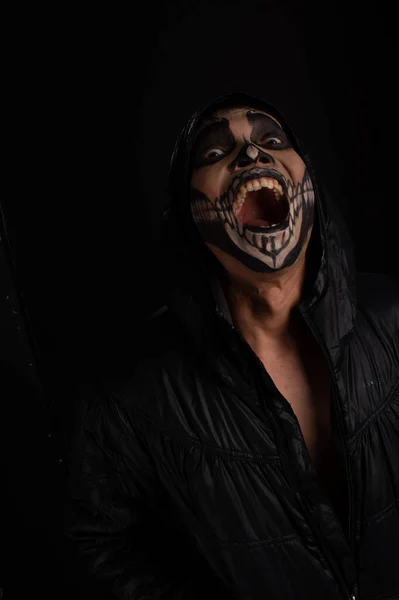 Południowo Azjatycki Człowiek Czaszką Twarzy Makijaż Czarnym Tle — Zdjęcie stockowe