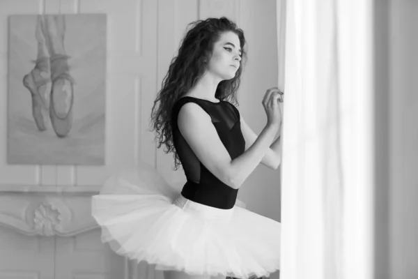 Ballerina Mit Lockigem Haar Schwarz Weiß Foto — Stockfoto