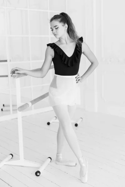 Ragazza Ballerina Con Capelli Ricci Foto Bianco Nero — Foto Stock