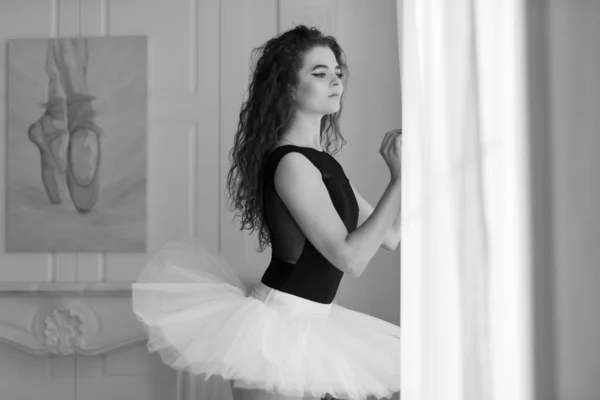卷曲头发的女芭蕾舞演员 黑白照片 — 图库照片