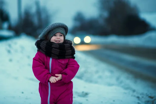 Mała Dziewczynka Stoi Wieczorem Śniegu Przy Drodze — Zdjęcie stockowe