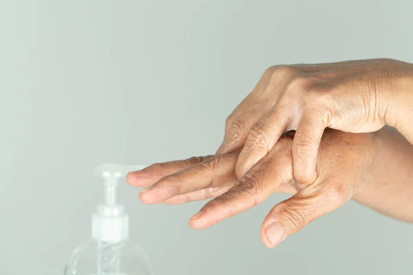 アルコールジェルや抗菌石鹸で手をきれいにシニア女性 — ストック写真
