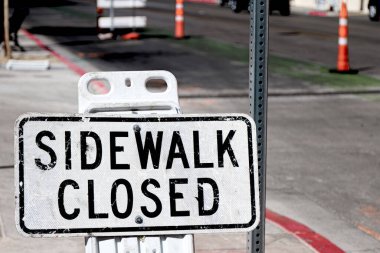 Kapalı tabela tahtası. Kaldırımı kapatıyorum.