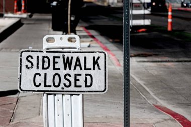 Kapalı tabela tahtası. Kaldırımı kapatıyorum.