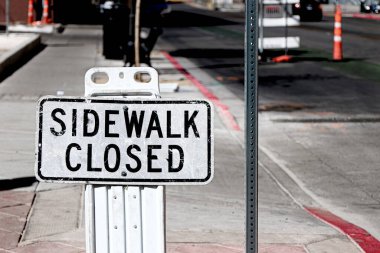 Kapalı tabela tahtası. Kaldırımı kapatıyorum.